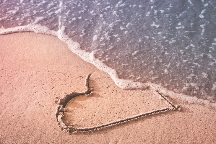 /media/1141769/hjerte-i-sandet-i-vandkanten.jpg